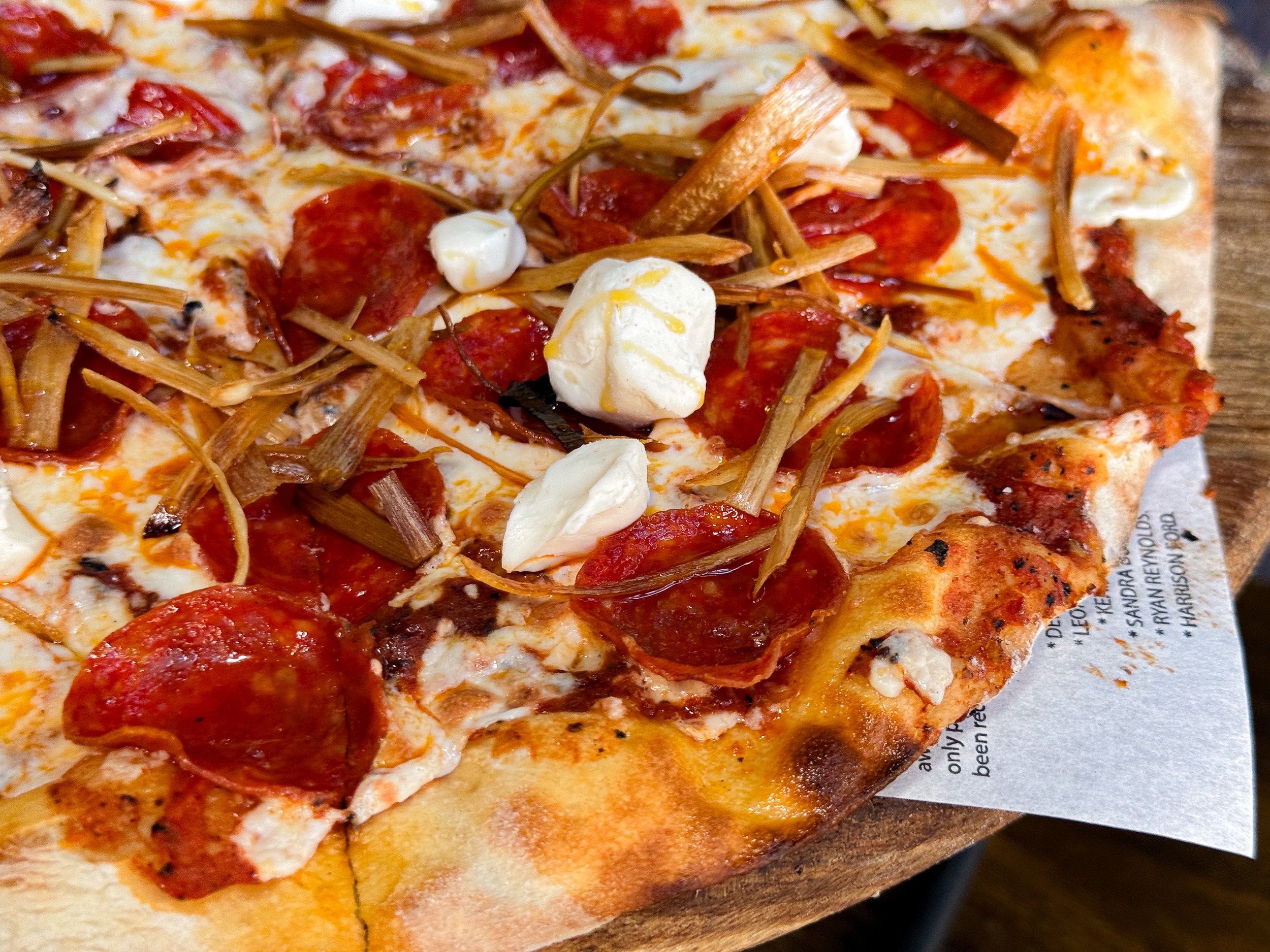 Whiskey Pepperoni Pizza Pesto & Tomate Pizzeria